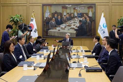 금통위 "성장률 2.6%·물가 2.7%로 상향"…장용성·유상대 인상 소수의견(종합)_윤시윤
