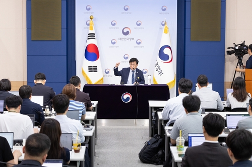 기후부 장관 "산업용 전기요금 중국보다 비싸…하향 안정화해야"_주동일
