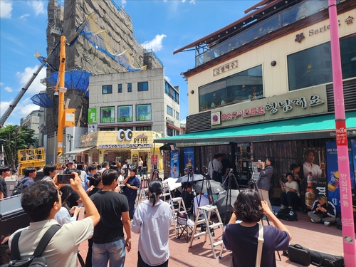 젠슨 황 '삼겹살 회동' 앞둔 홍대 고깃집…취재진·시민 몰려 들썩_윤영숙