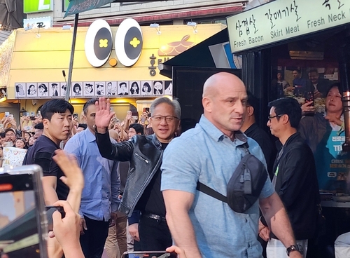 젠슨 황, 최태원·구광모·이해진과 홍대서 '삼쏘 회동' 시작_서영태