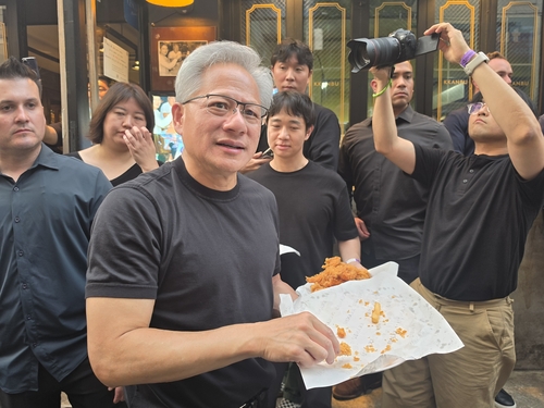젠슨 황 엔비디아 CEO가 치킨을 나눠주는 모습