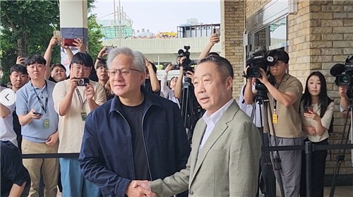 박정원 두산 회장 만난 젠슨 황…소감 묻는 취재진에 "매우 놀라워"_주동일