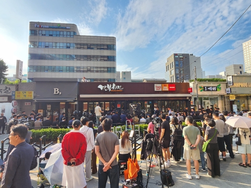 젠슨 황·최태원 '깐부 회동' 앞둔 삼성동 치킨집…벌써 시민들 북적_주동일