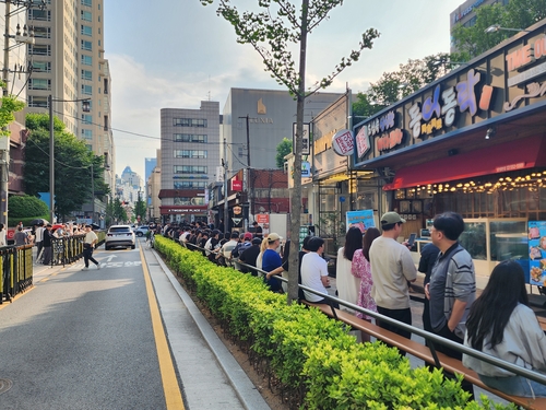 젠슨 황 엔비디아 최고경영자와 최태원 SK그룹 회장의 '깐부 회동'을 보러 몰린 인파