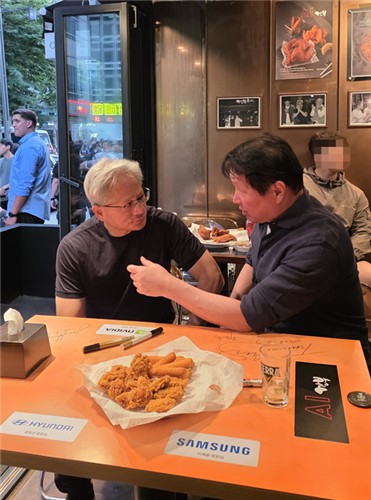 젠슨 황 엔비디아 최고경영자와 최태원 SK그룹 회장