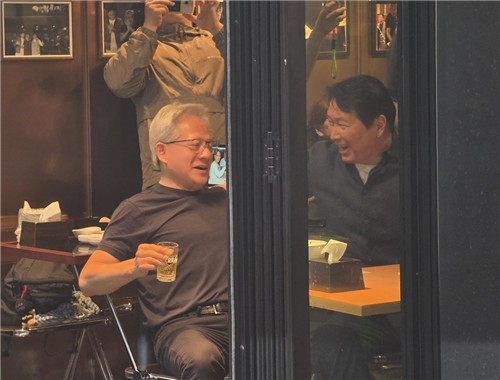 젠슨 황 엔비디아 최고경영자와 최태원 SK그룹 회장