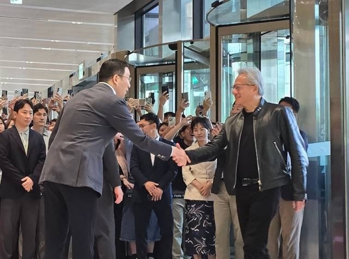젠슨 황, LG 트윈타워 도착…구광모 회장 로비서 직접 영접_윤영숙