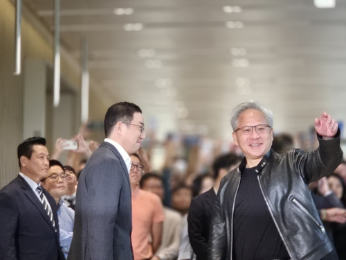 젠슨 황이 LG트윈빌딩에 도착해 인사하는 모습