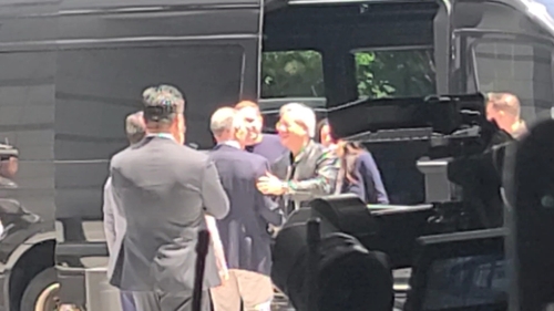 포옹하는 젠슨 황 CEO와 정의선 회장