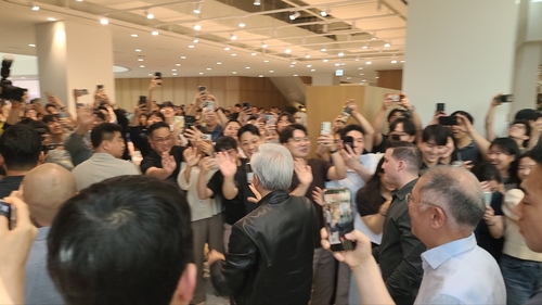 젠슨 황 CEO와 정의선 회장에 열광하는 현대차 임직원들