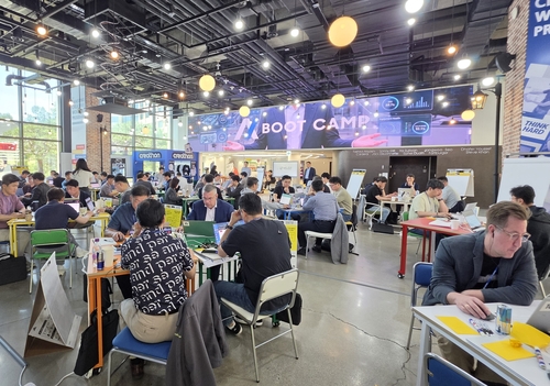 삼성 관계사 임원들이 인력개발원 창조관에서 AI 집중교육을 받는 모습