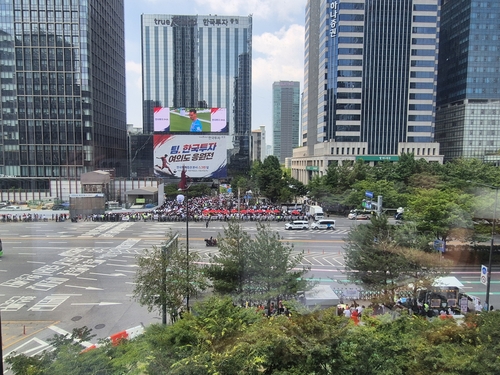 [증권가 이모저모] '광화문 안 부럽다'…여의도 한투 앞 울려퍼진 "대한민국!"_송하린