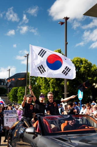 제네시스 마그마 레이싱이 퍼레이드를 진행하는 모습