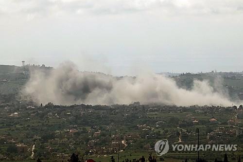 이스라엘군의 공습 직후 연기가 피어오르는 레바논 남부 마을