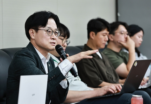 기자단 백브리핑 진행하는 김정관 장관