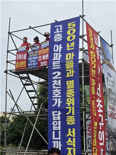 성당 앞 망루