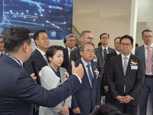 퀀텀코리아 2026 행사 부스를 둘러보는 배경훈 부총리(오른쪽 끝)