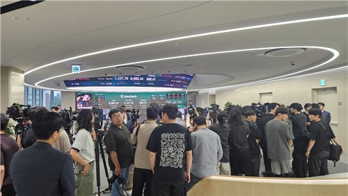 하나은행 본점 딜링룸에 모여든 취재 인파