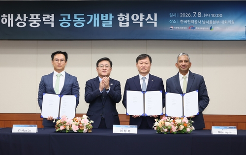 태안해상풍력 JDA(왼쪽 두 번째 김성환 장관, 세 번째 이정복 사장)