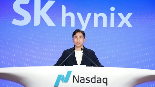 곽노정 SK하이닉스 CEO가 나스닥 상장 기념 연설을 하는 모습