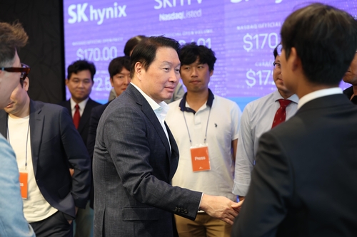 인터뷰를 마친 후 특파원단과 인사하는 최태원 회장