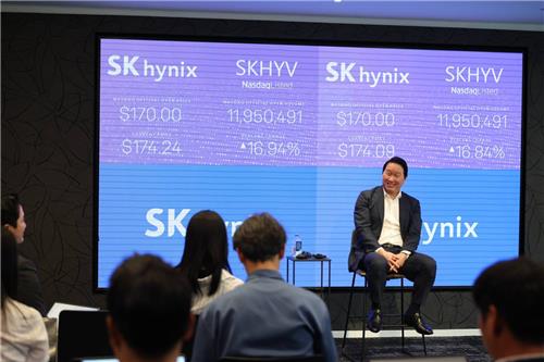 특파원단과 인터뷰 중인 최태원 회장