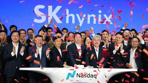 나스닥 오프닝벨을 누르는 최태원 SK그룹 회장과 주요 경영진