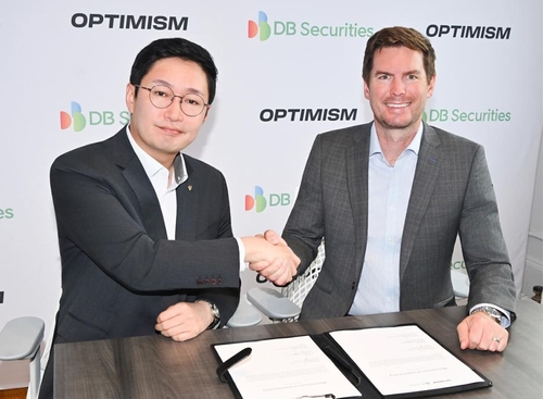 DB증권 이주식 디지털자산사업팀장(왼쪽)이 옵티미즘 재단 카일 젠케 CBO(오른쪽)