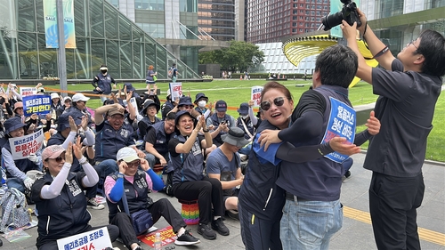 기뻐하는 홈플러스 일반노동조합 근로자들