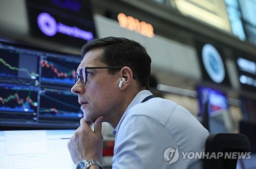 미국 뉴욕증권거래소에서 한 트레이더가 모니터를 보고 있는 모습