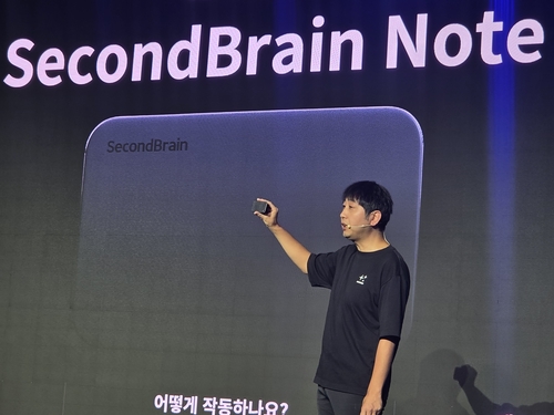 젠스파크의 카드형 하드웨어 세컨드브레인 노트를 소개하는 에릭 징 젠스파크 CEO