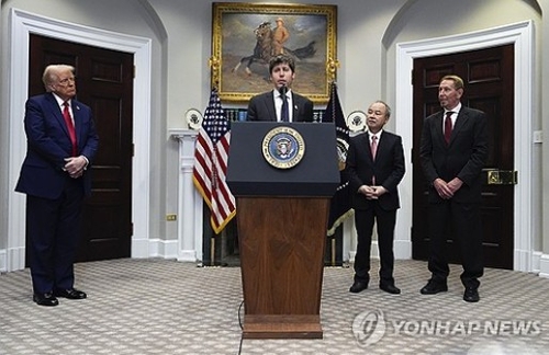 2025년 1월 샘 올트먼이 백악관에서 발언하고 있다