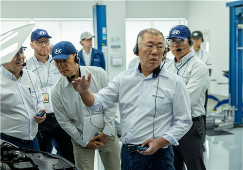 브라질공장 임직원들과 차량 품평을 진행하는 정의선 회장