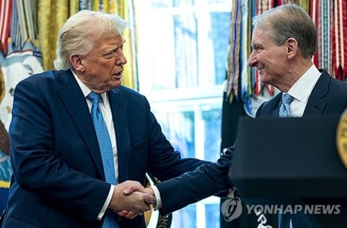 SEC 폴 앳킨스 위원장이 트럼프 대통령과 악수