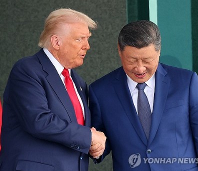 악수하는 트럼프 대통령과 시 주석