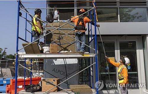 미국 건설 노동자들이 워싱턴 DC에서 아파트를 건설 중이다.