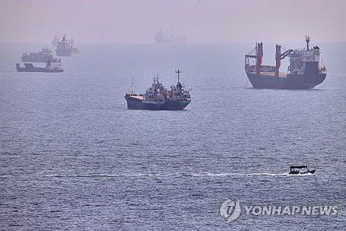 호르무즈 해협에 정박한 선박들