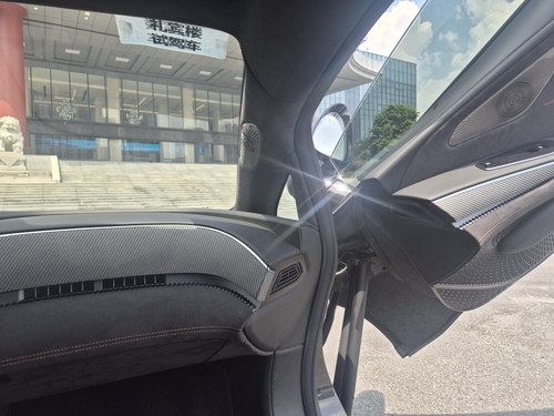 BYD 고급 브랜드 양왕의 내부 모습. 문이 위로 열리는 버터플라이 도어가 적용됐다.