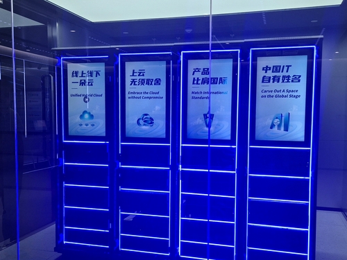 선전 상포 본사 전시관에 설치된 클라우드 서버 모형.