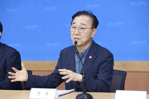 김윤덕 국토교통부 장관이 14일 출입기자단 간담회에서 발언하고 있다.