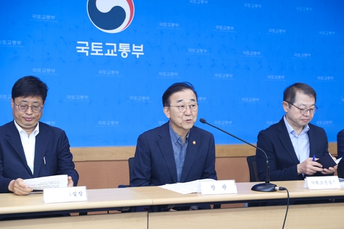 김윤덕 국토교통부 장관이 14일 출입기자단 간담회에서 발언하고 있다.