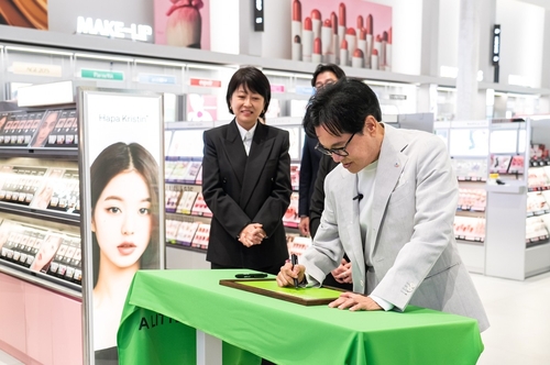 미국 올리브영 매장 방문한 이재현 회장
