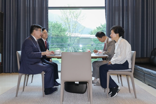 국민의힘 정점식 원내대표가 19일 박근혜 전 대통령을 예방하고 있는 모습.