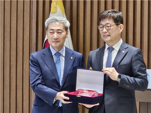 유상대 부총재(오른쪽)와 신현송 총재