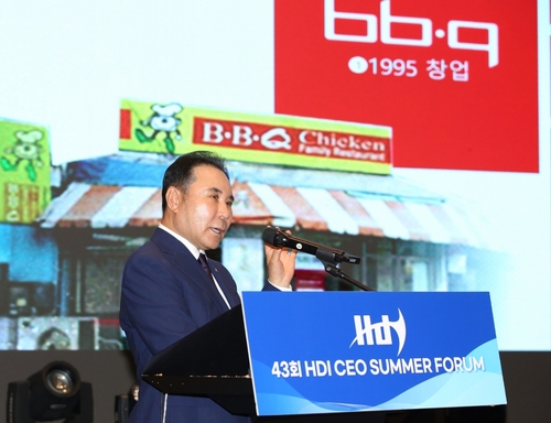 윤홍근 제너시스BBQ 그룹 회장