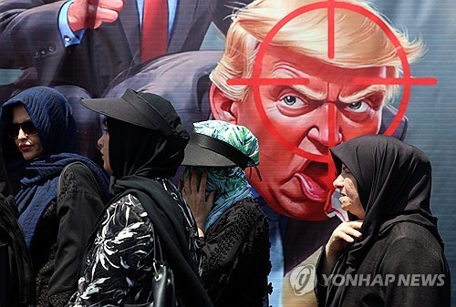 테헤란 거리에 내걸린 반 트럼프 현수막