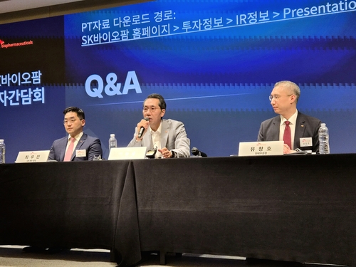 26일 기자간담회에서 답변하는 이동훈 대표이사(가운데) 사장