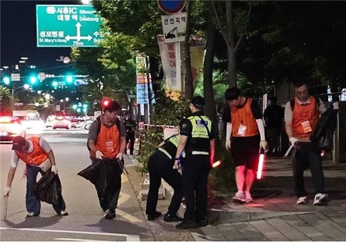 한화 임직원 봉사단이 한강공원 일대 청소하는 모습
