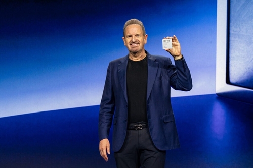 새 CPU 들어보이는 르네 하스 Arm CEO