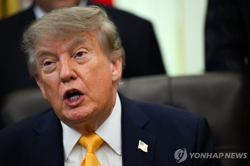 캐나다 관세 발효하자…트럼프, 정부 조달서 캐나다산 배제_이재헌